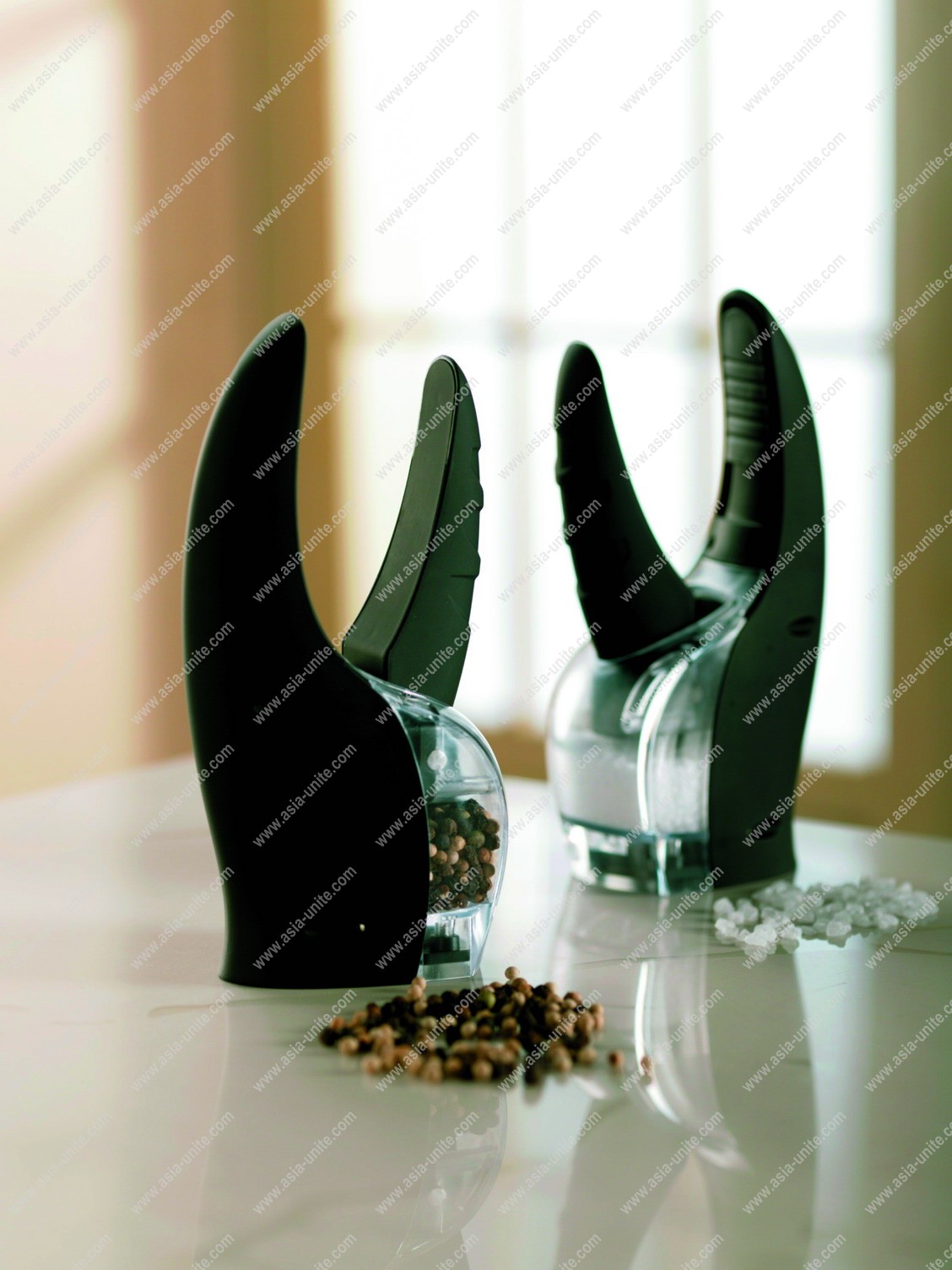 One handed Pepper Mill