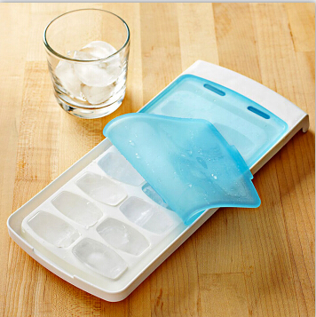 Oxo_good_grips_no_spill_ice_tray_02